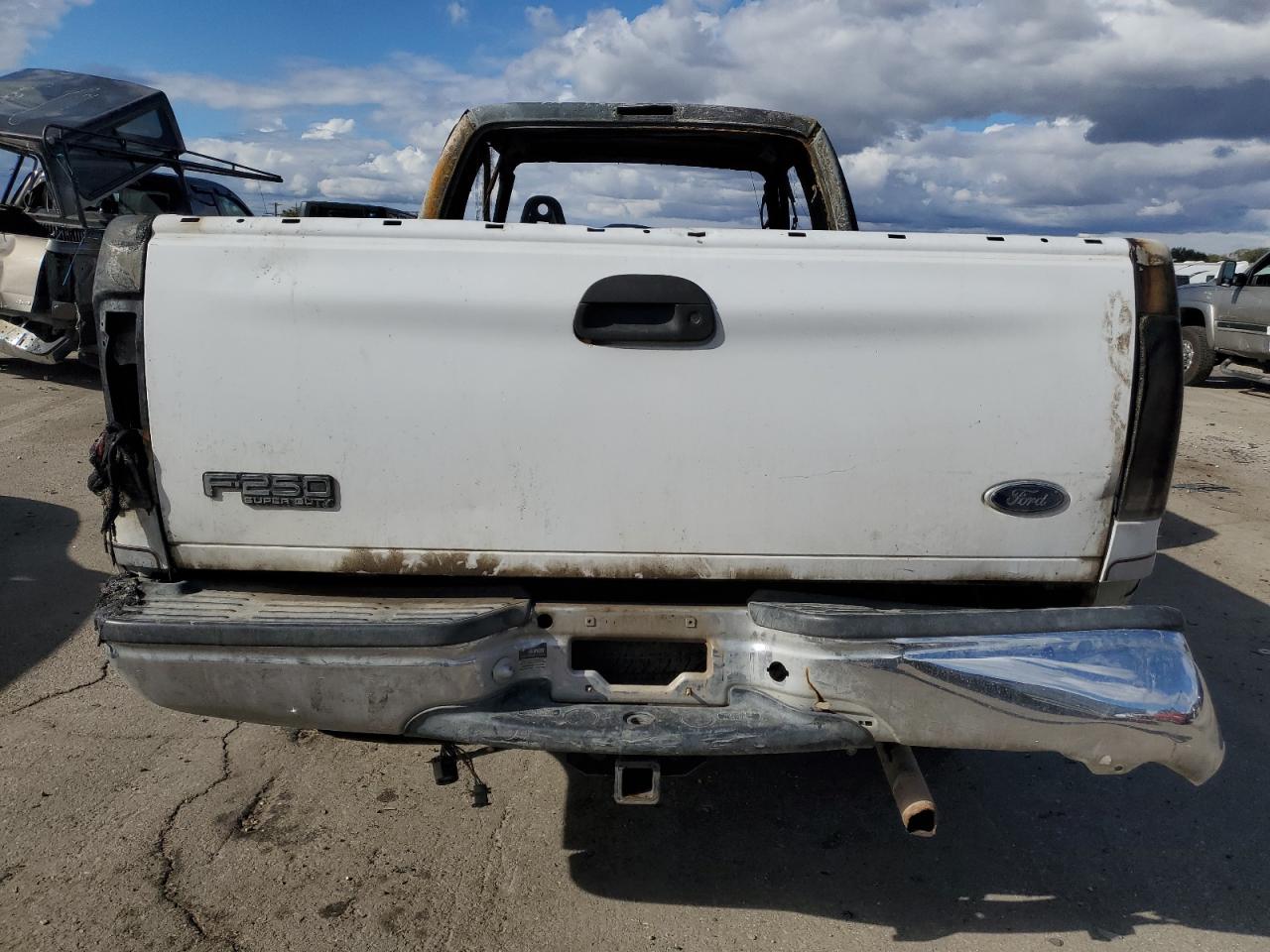 2000 Ford F250 VIN 1FTNX21L1YEB61705 Copart auction photo, burn - interior / burn damage thumbnail 6