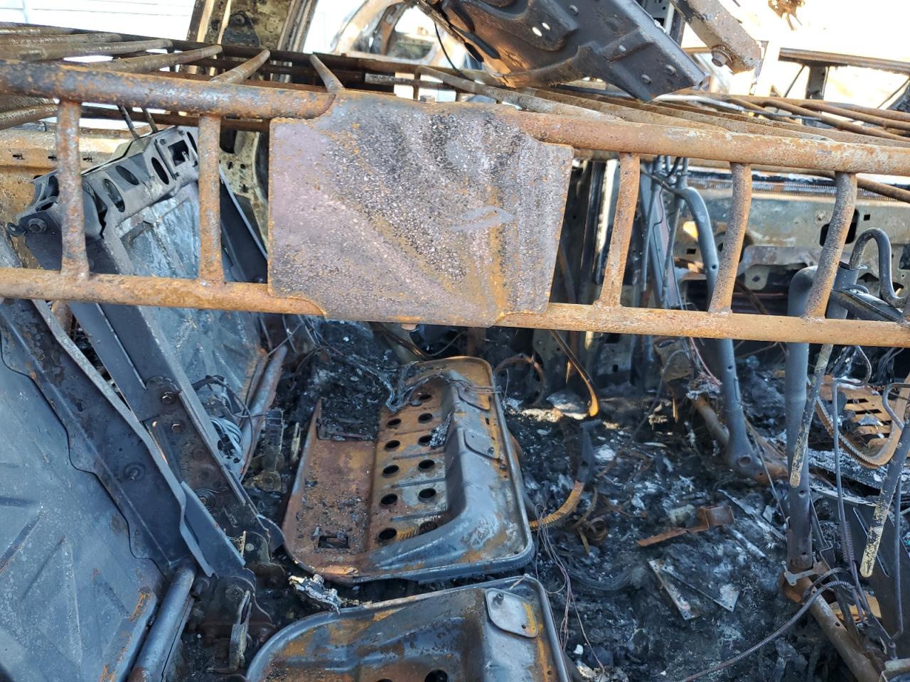 2004 GMC Envoy VIN 1GKDT13S342132387 Copart auction photo, burn damage thumbnail 11