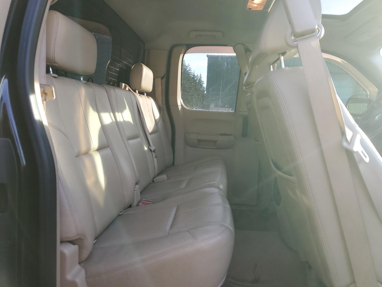 2008 Chevrolet Silverado VIN 1GCHK29K68E215717 Copart auction photo, side / front end damage thumbnail 10