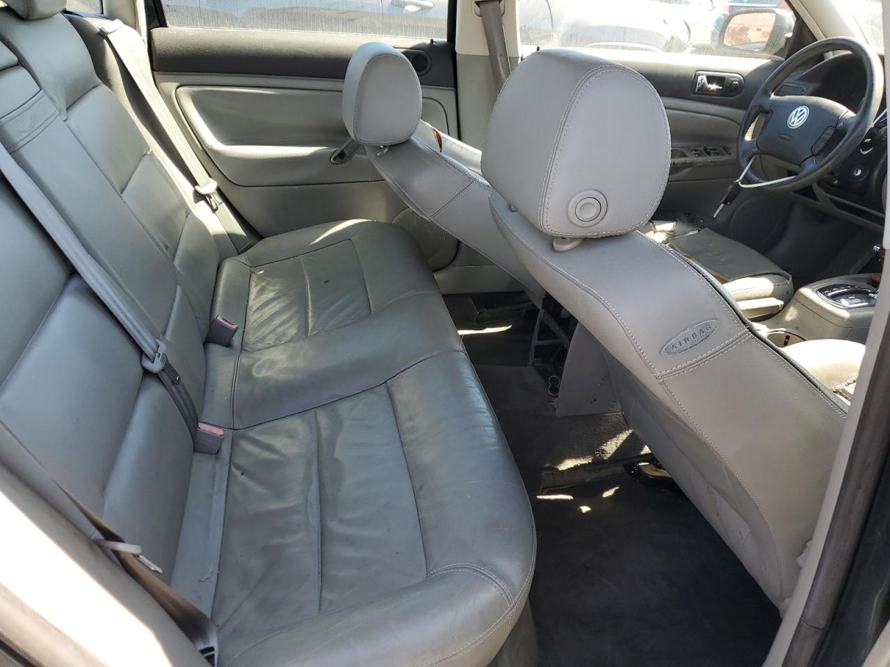 2001 Volkswagen Passat VIN WVWRH63BX1P284052 Copart auction photo, normal wear damage thumbnail 10