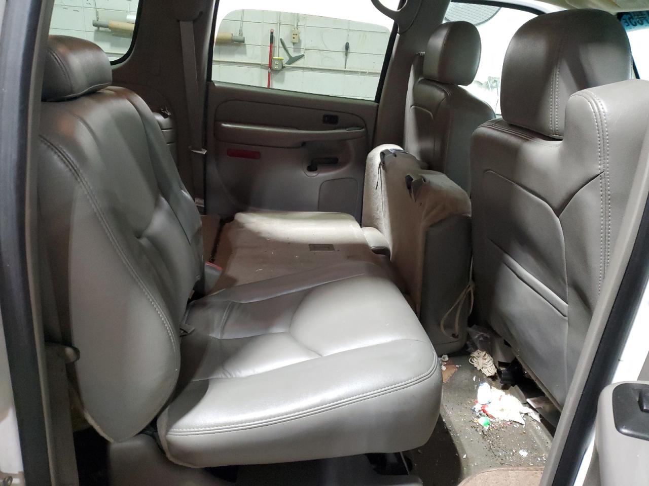 2005 Chevrolet Suburban VIN 3GNFK16Z55G147912 Copart auction photo, all over damage thumbnail 11