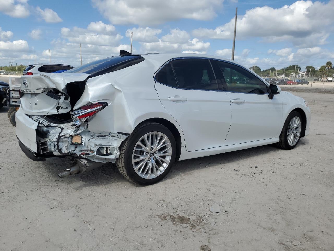2020 Toyota Camry VIN 4T1F11AK8LU930668 Copart auction photo, rear end / minor dent/scratches damage thumbnail 3