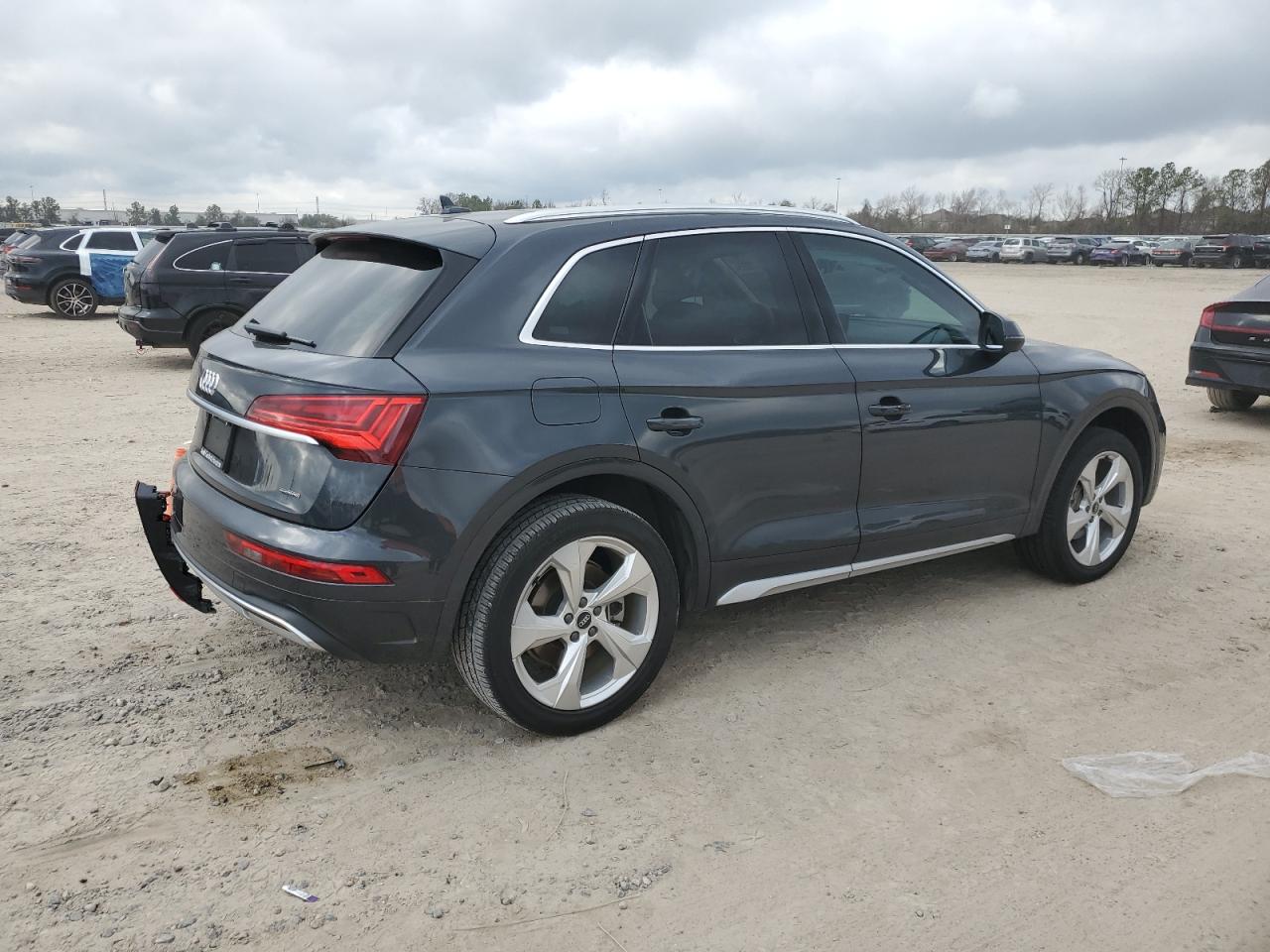 2021 Audi Q5 VIN WA1BAAFY9M2132316 Copart auction photo, side / rear end damage thumbnail 3