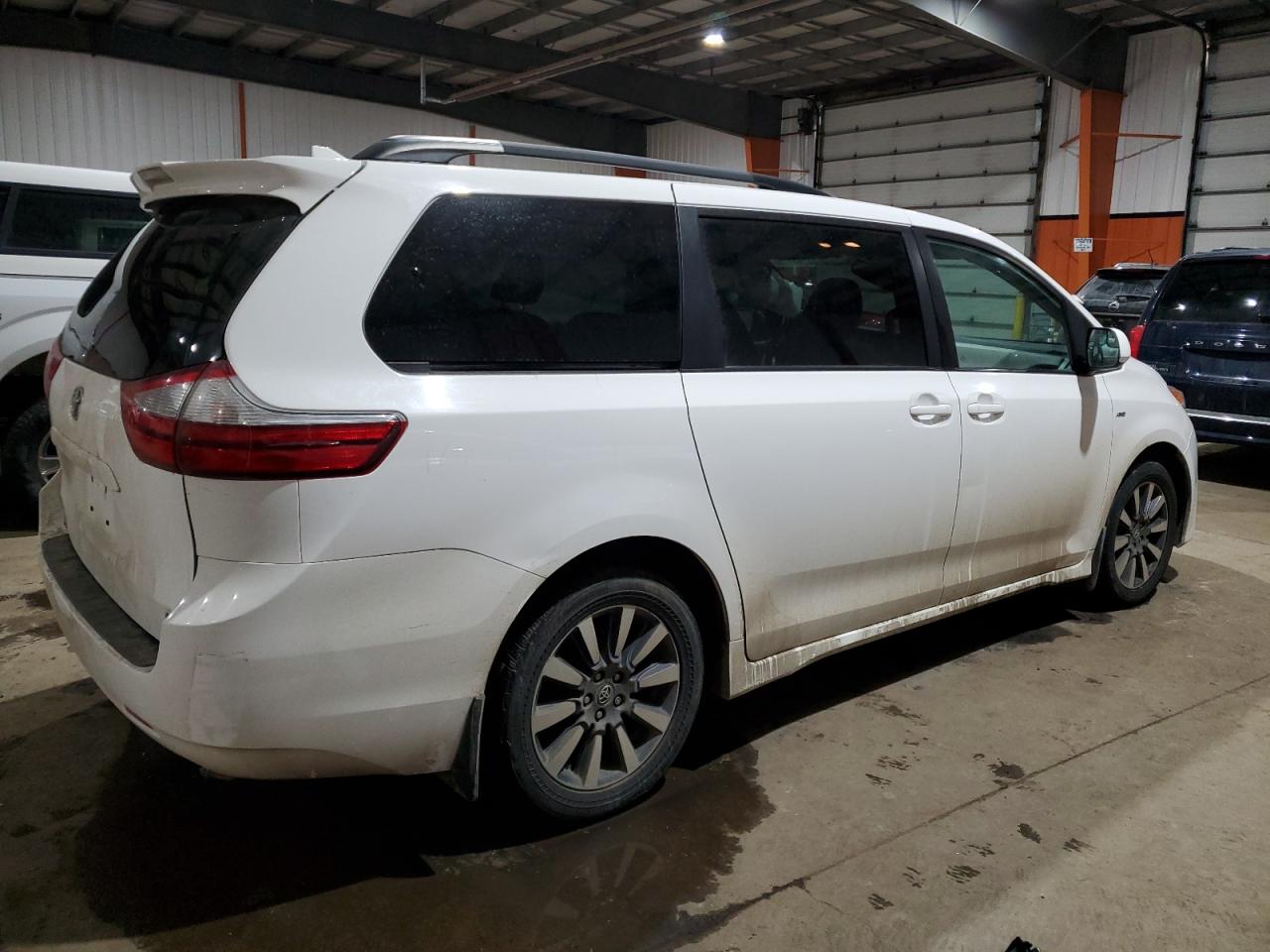 2019 Toyota Sienna VIN 5TDJZ3DC4KS215557 Copart auction photo, side / rear end damage thumbnail 3