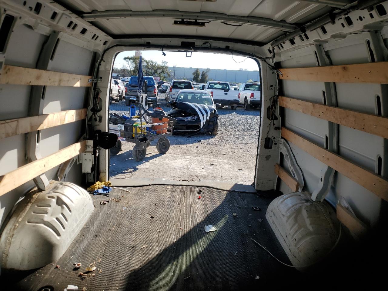 2017 GMC Savana VIN 1GTW7AFF5H1905105 Copart auction photo, front end damage thumbnail 10