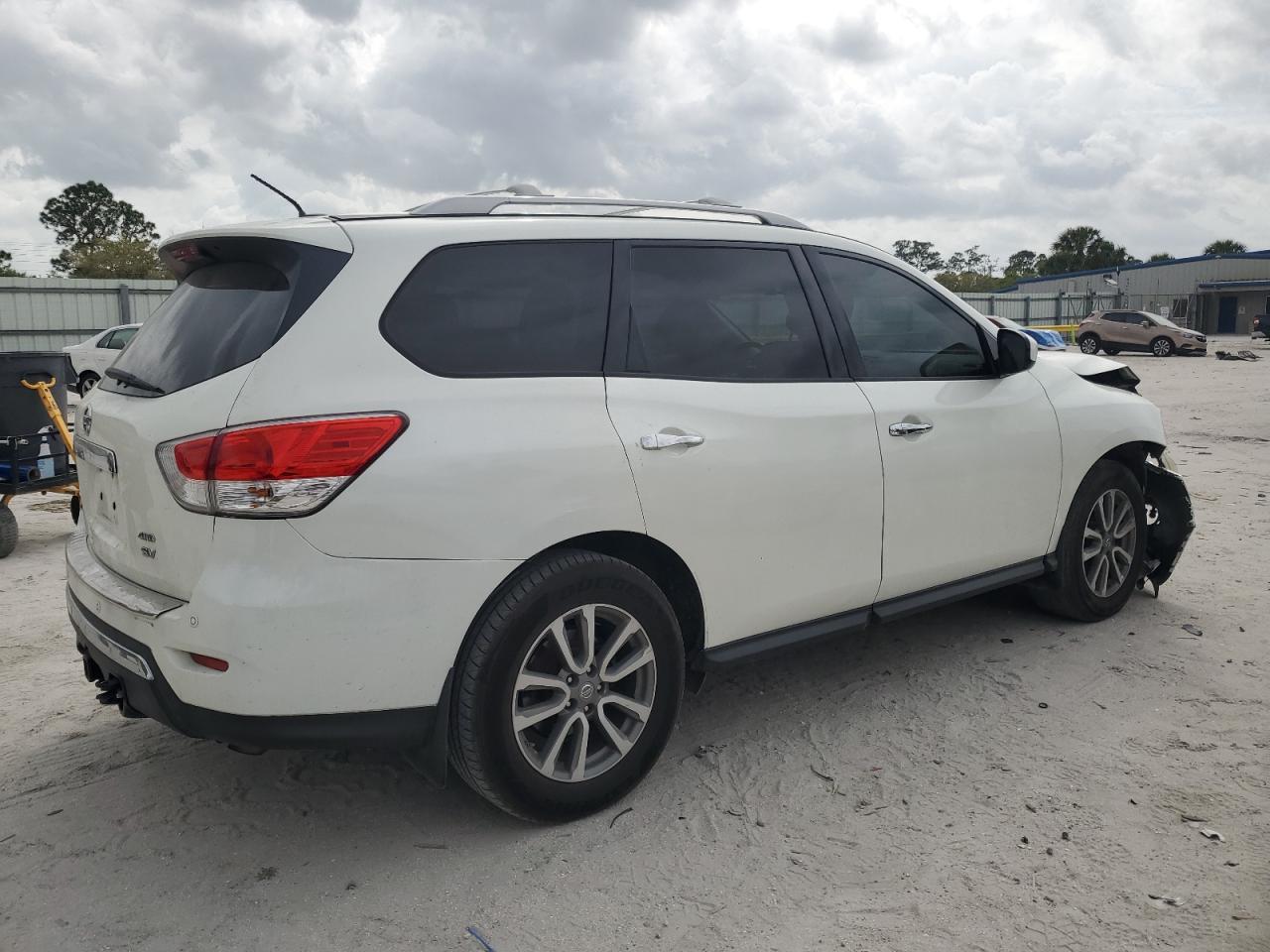 2016 Nissan Pathfinder VIN 5N1AR2MM1GC652164 Copart auction photo, front end / minor dent/scratches damage thumbnail 3