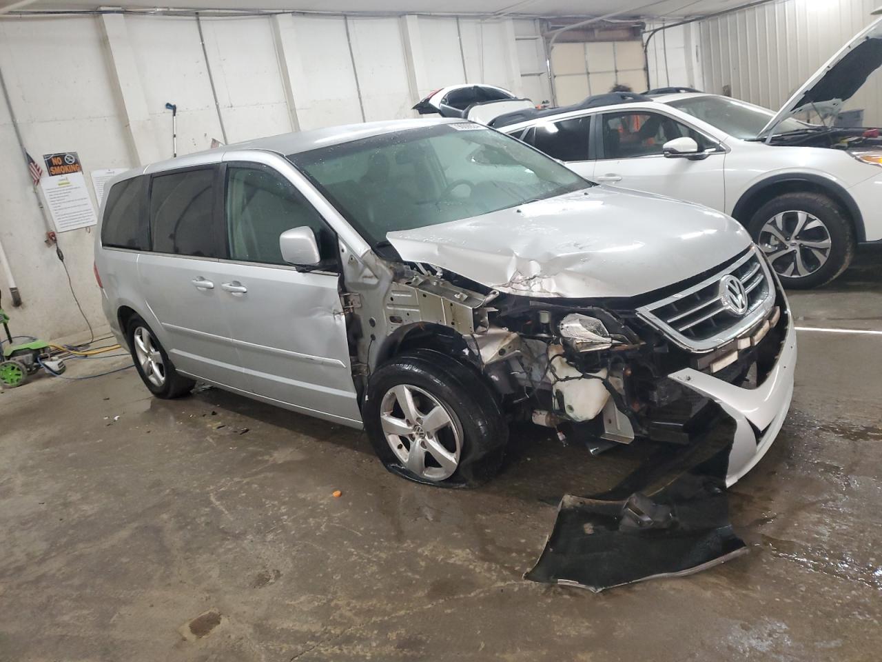 2009 Volkswagen Routan VIN 2V8HW54X79R510990 Copart auction photo, front end / side damage thumbnail 4