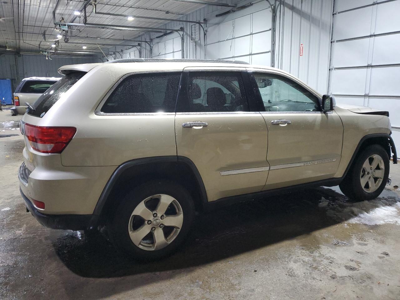 2011 Jeep Grand Cherokee VIN 1J4RR5GGXBC722651 Copart auction photo, front end / minor dent/scratches damage thumbnail 3