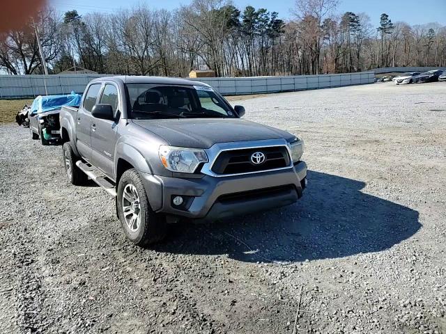 2015 Toyota Tacoma VIN 5TFJU4GN4FX086978 Copart auction photo, front end / minor dent/scratches damage thumbnail 11