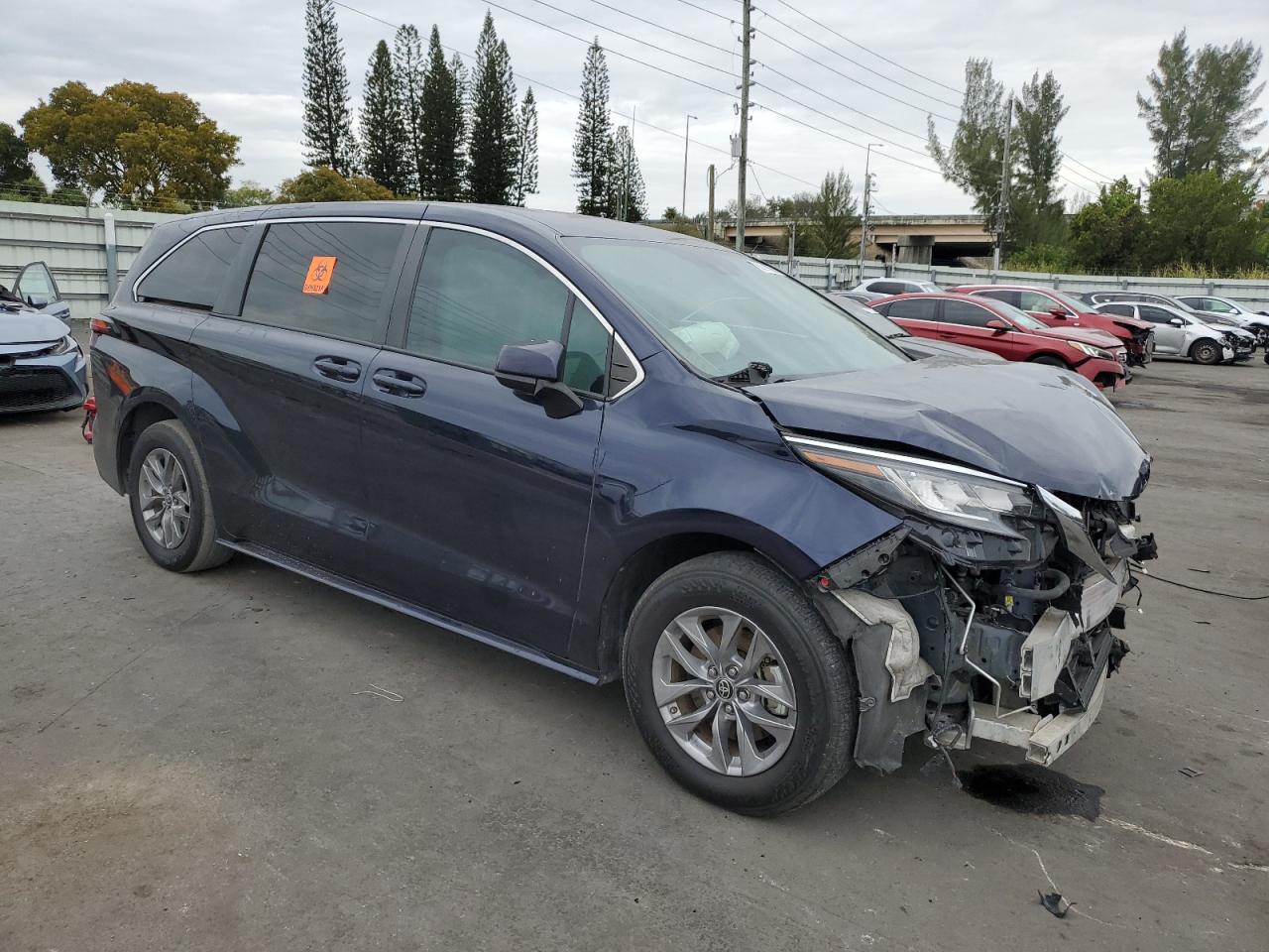2022 Toyota Sienna VIN 5TDKRKEC3NS098698 Copart auction photo, front end damage thumbnail 4