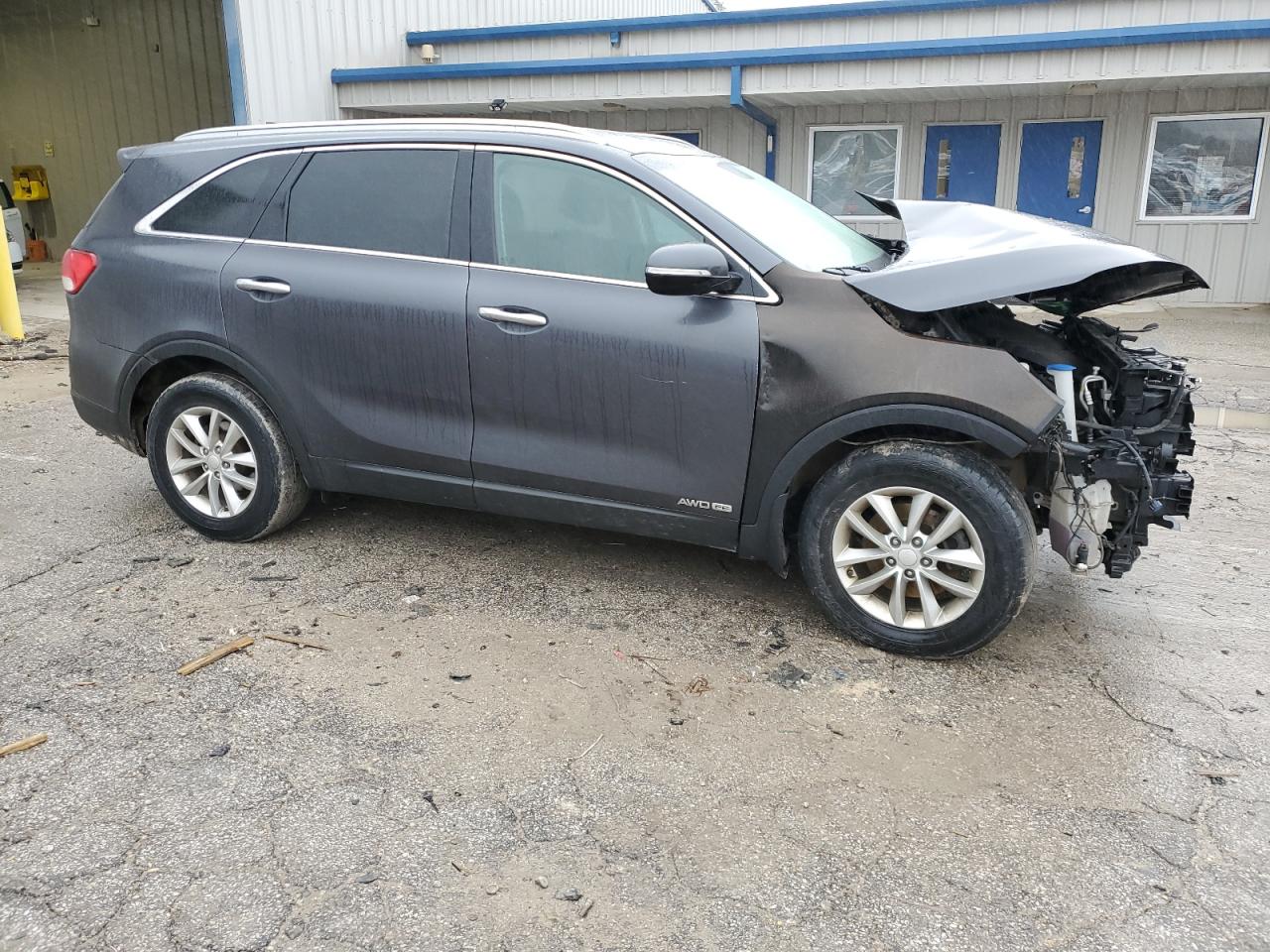 2017 KIA Sorento VIN 5XYPGDA5XHG292337 Copart auction photo, front end / side damage thumbnail 4