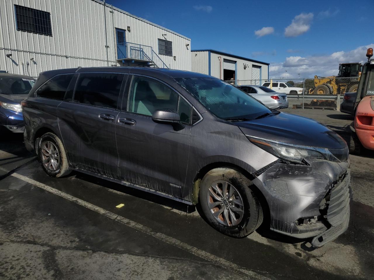 2021 Toyota Sienna VIN 5TDKRKEC3MS068521 Copart auction photo, front end damage thumbnail 4