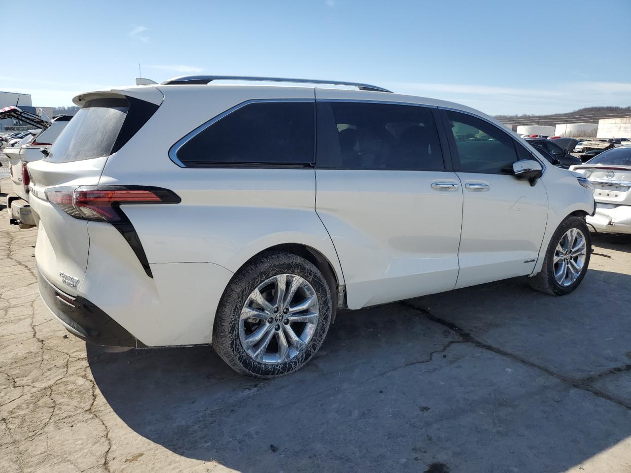 2021 Toyota Sienna VIN 5TDERKEC8MS007565 Copart auction photo, front end / minor dent/scratches damage thumbnail 3