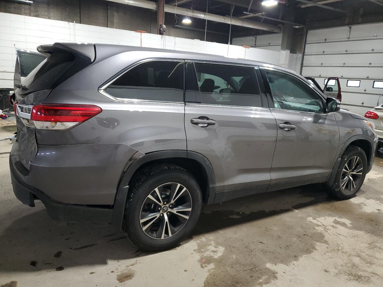 2019 Toyota Highlander VIN 5TDBZRFH5KS971804 Copart auction photo, rear end / front end damage thumbnail 3