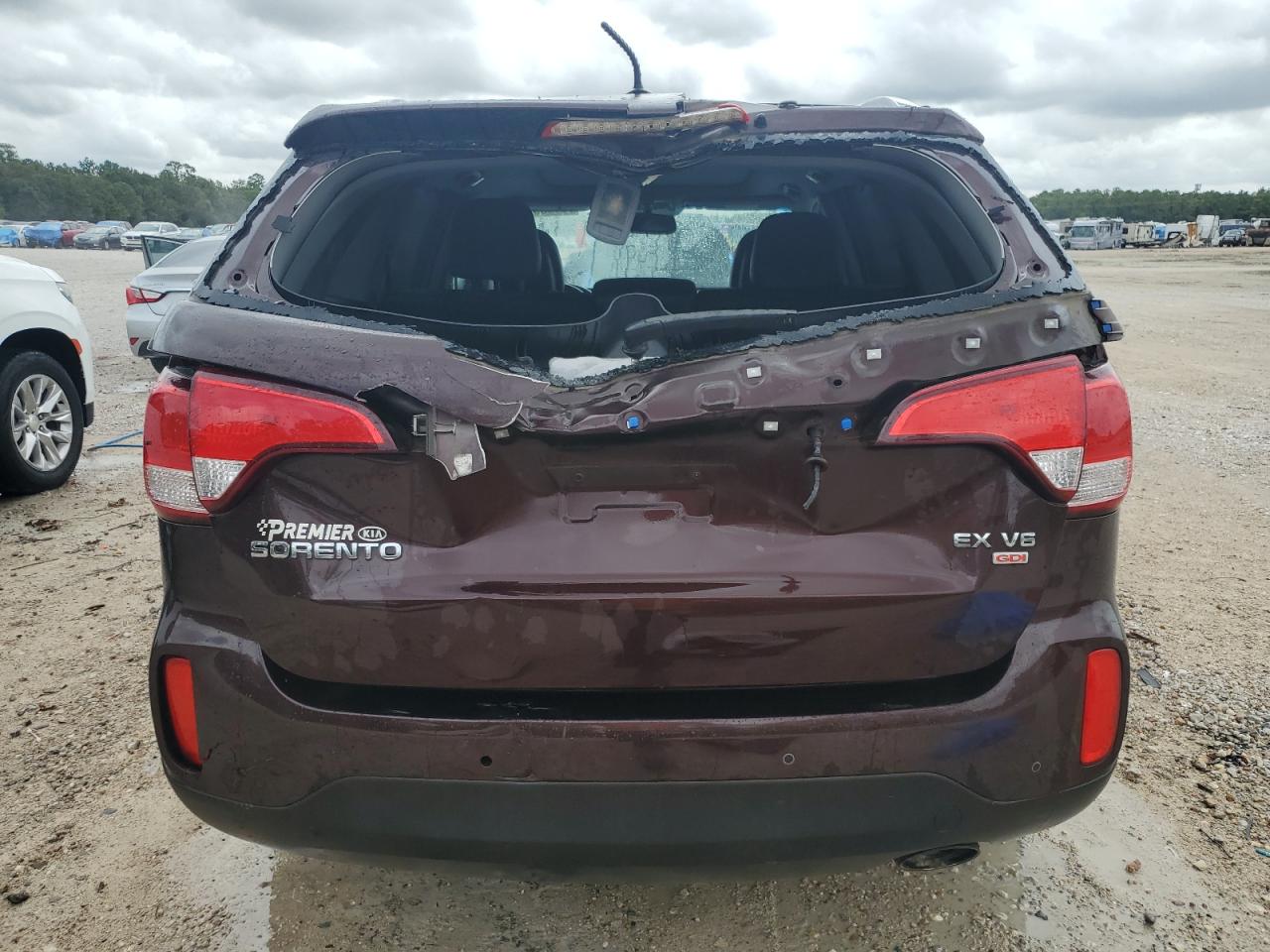 2015 KIA Sorento VIN 5XYKU4A70FG557302 Copart auction photo, all over damage thumbnail 6