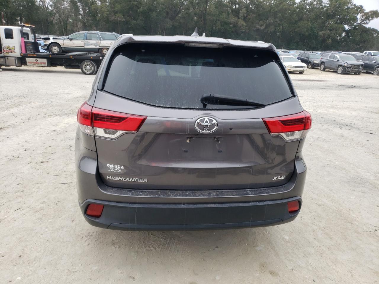 2017 Toyota Highlander VIN 5TDKZRFH2HS522945 Copart auction photo, front end / minor dent/scratches damage thumbnail 6