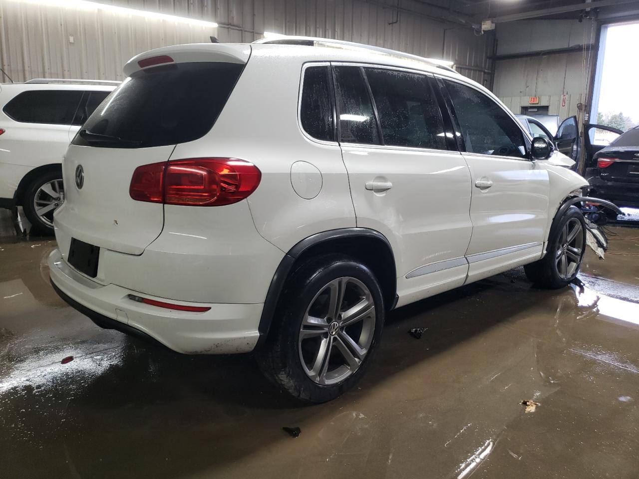 2017 Volkswagen Tiguan VIN WVGTV7AX4HK011923 Copart auction photo, front end damage thumbnail 3