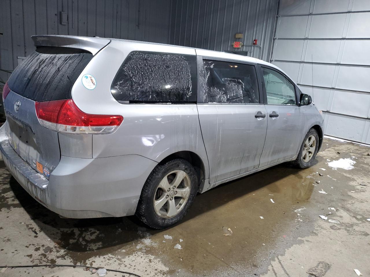 2014 Toyota Sienna VIN 5TDZK3DC8ES504064 Copart auction photo, front end / minor dent/scratches damage thumbnail 3