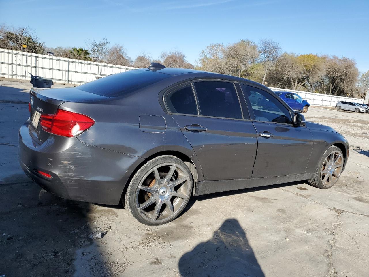 2016 BMW 3er VIN WBA8E1G58GNT33889 Copart auction photo, front end / rear end damage thumbnail 3