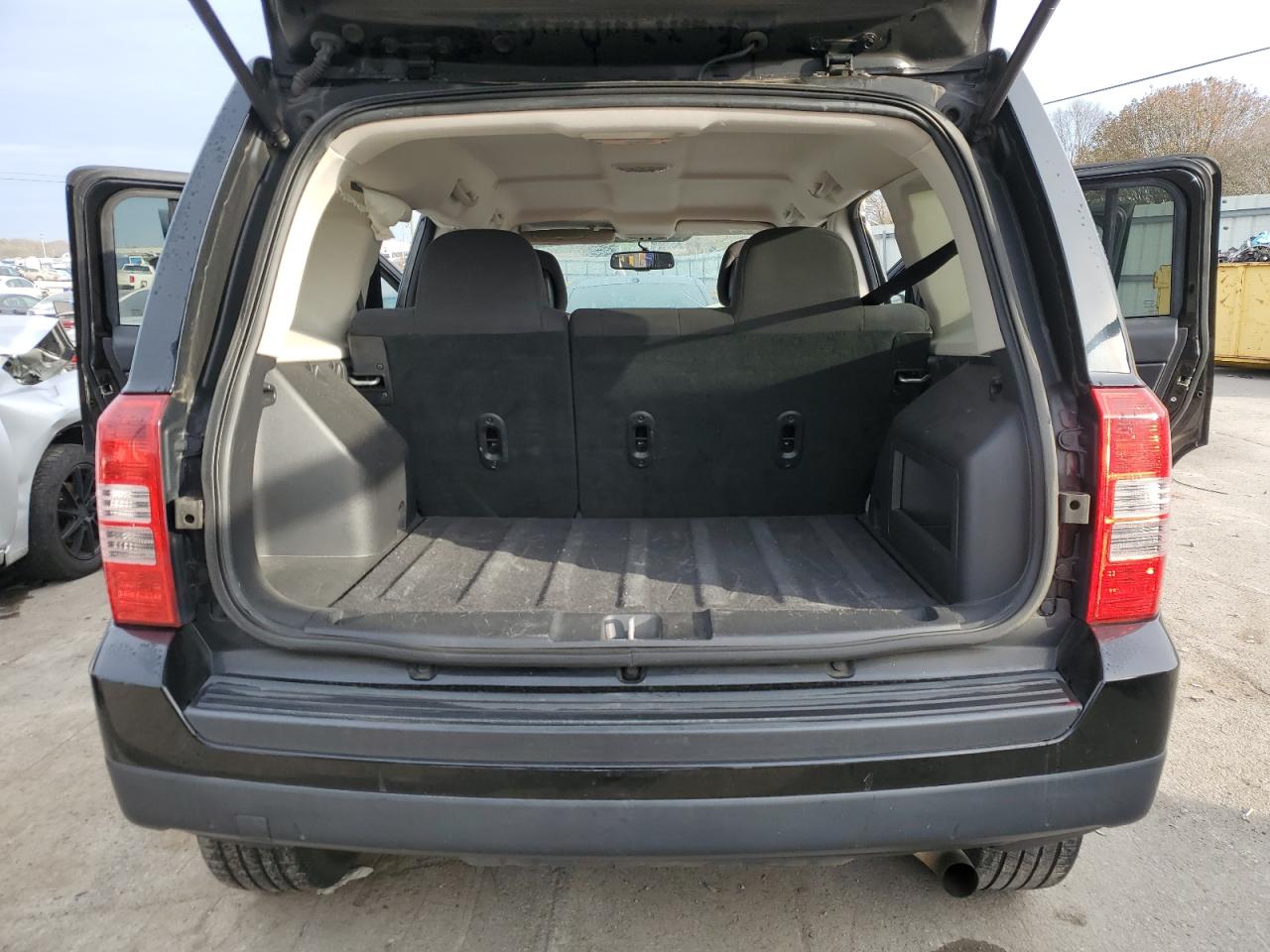 2014 Jeep Liberty (Patriot) VIN 1C4NJRBB2ED905135 Copart auction photo, front end / minor dent/scratches damage thumbnail 13