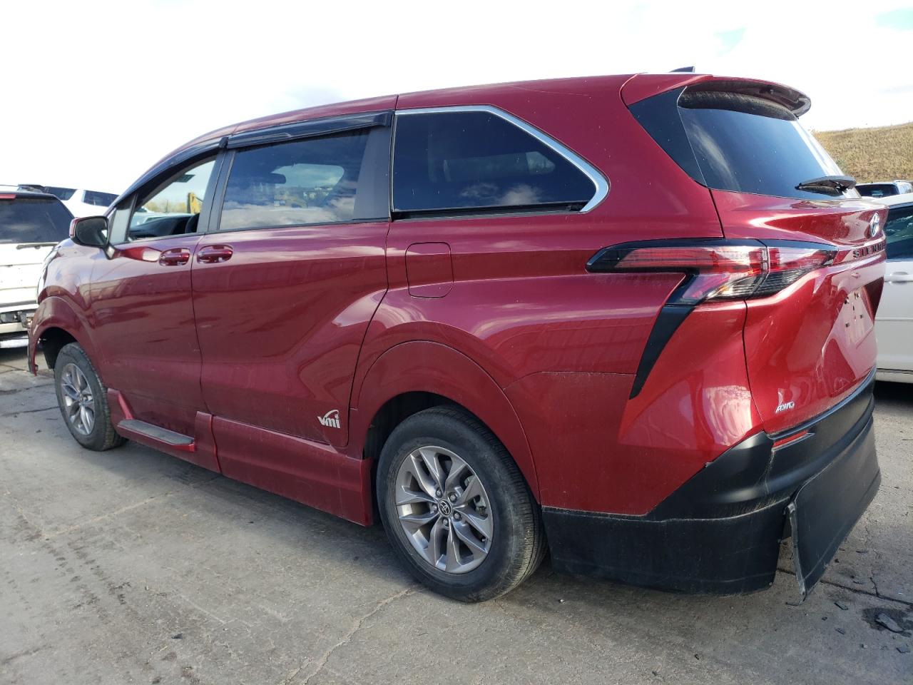 2022 Toyota Sienna VIN 5TDKSKFC9NS071380 Copart auction photo, front end / minor dent/scratches damage thumbnail 2