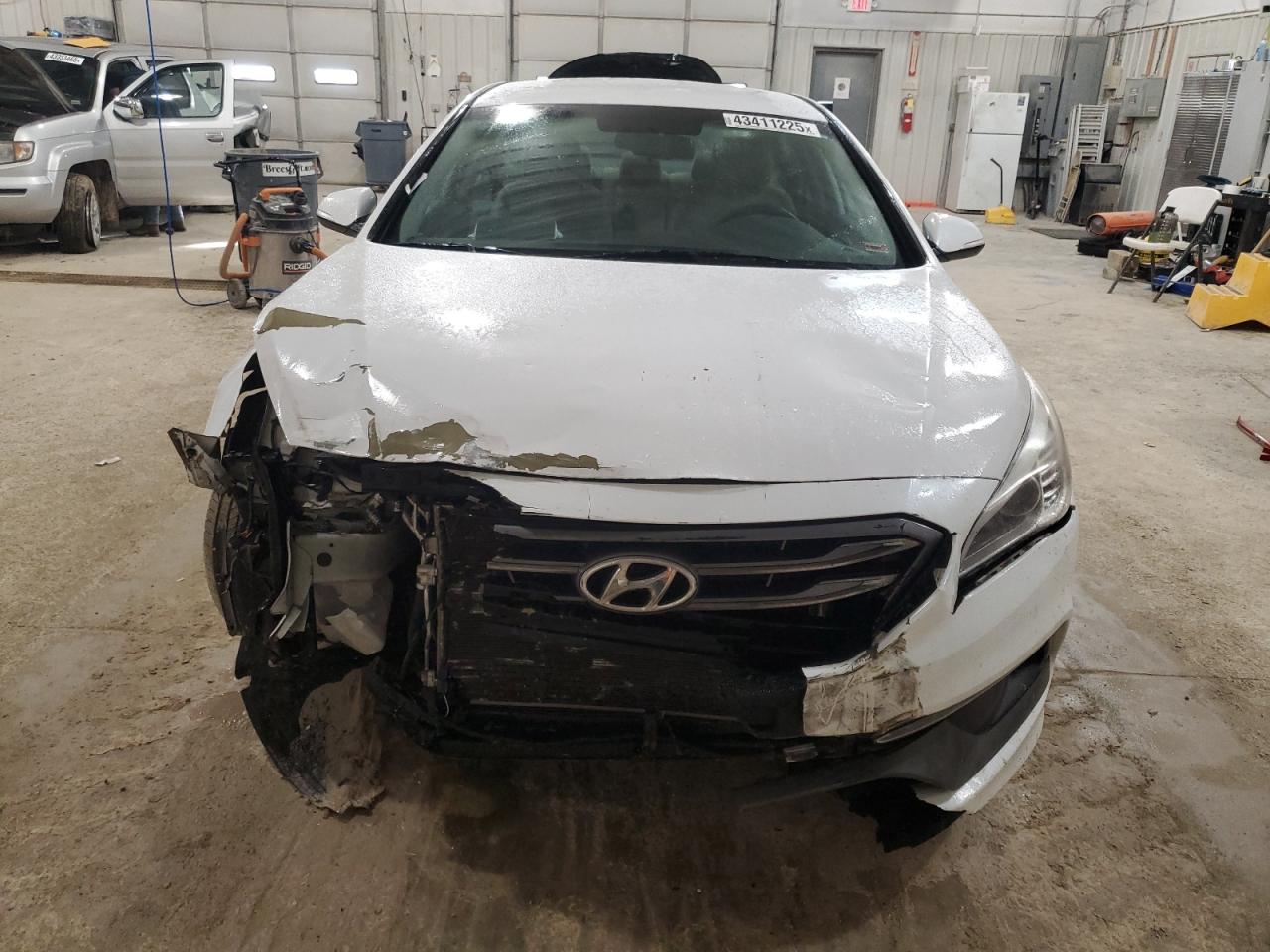 2015 Hyundai Sonata VIN 5NPE34AF5FH090149 Copart auction photo, front end / side damage thumbnail 5