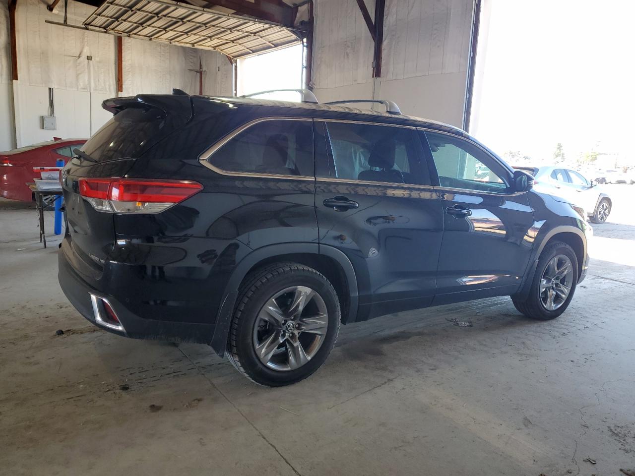2019 Toyota Highlander VIN 5TDDZRFH0KS714591 Copart auction photo, side / rear end damage thumbnail 3
