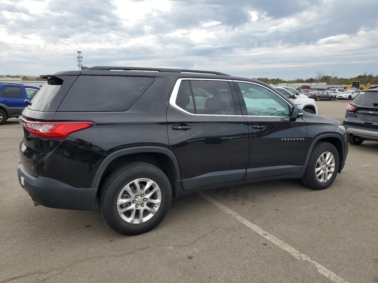 2019 Chevrolet Traverse VIN 1GNEVGKWXKJ260833 Copart auction photo, side / front end damage thumbnail 3