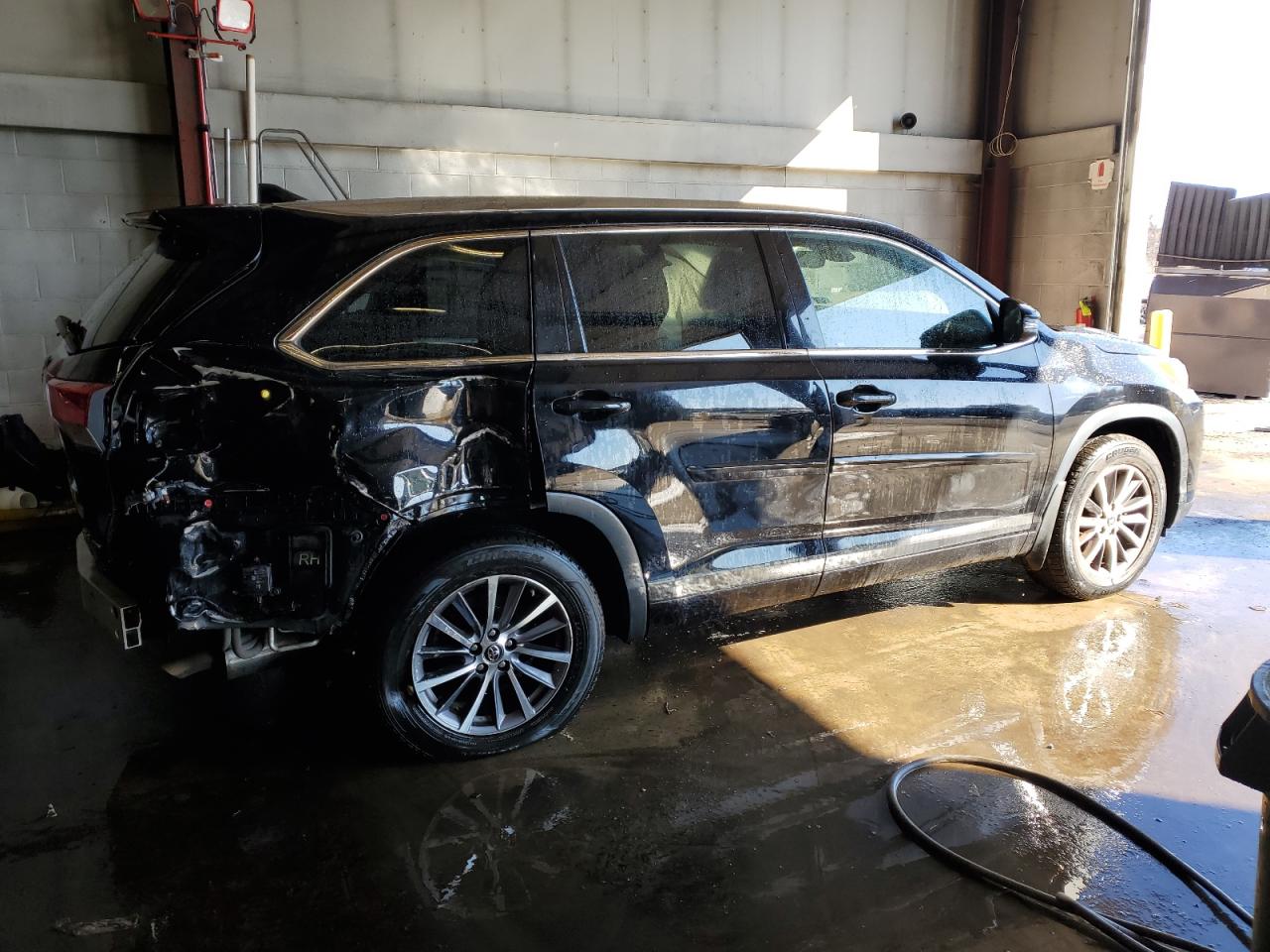 2018 Toyota Highlander VIN 5TDJZRFHXJS537839 Copart auction photo, vandalism / rear end damage thumbnail 3