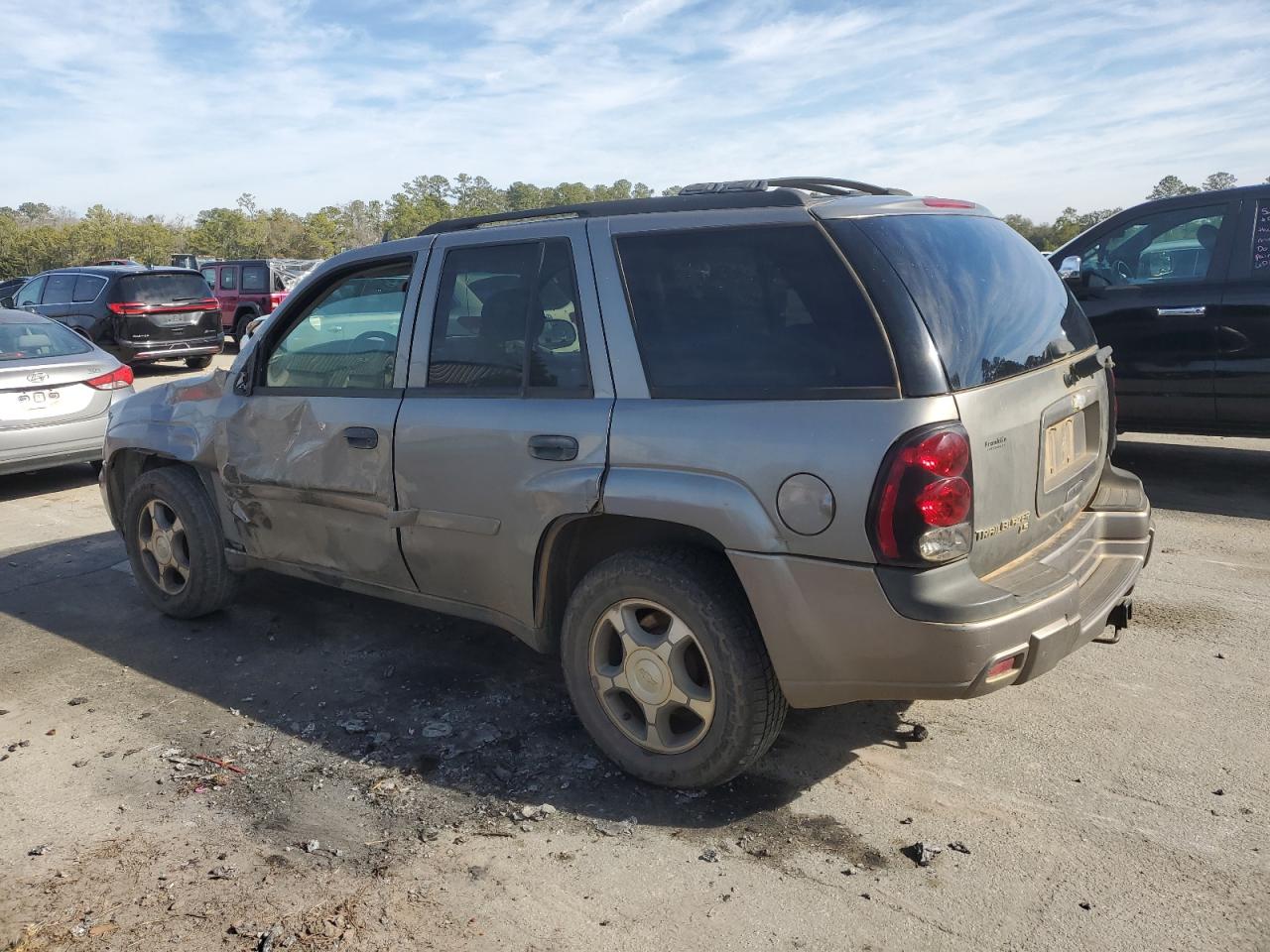 2007 Chevrolet TrailBlazer VIN 1GNDS13S772300266 Copart auction photo, side / front end damage thumbnail 2