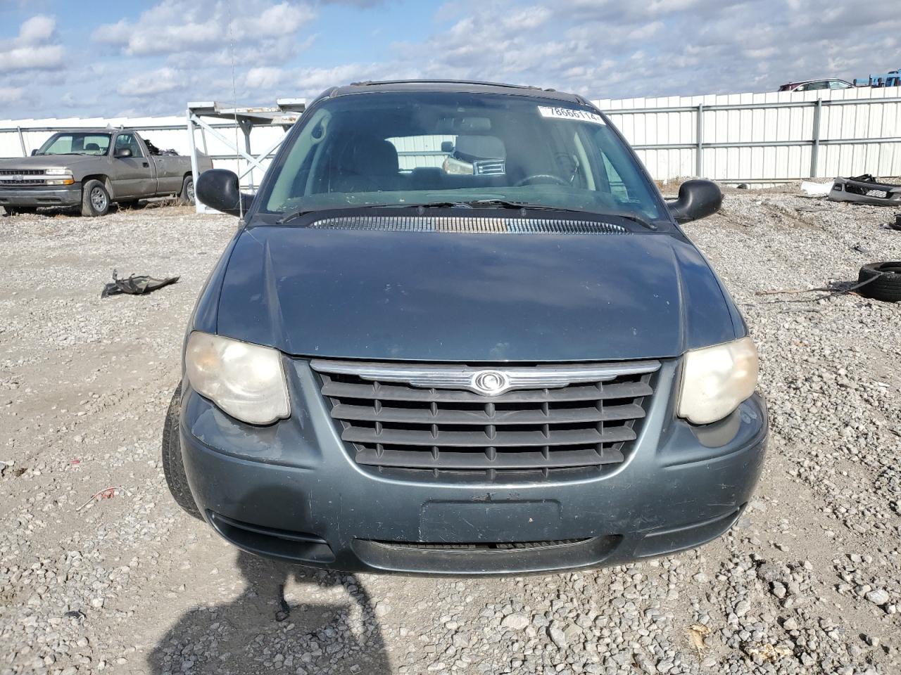 2007 Chrysler Town & Country VIN 2A4GP54LX7R243272 Copart auction photo, all over / minor dent/scratches damage thumbnail 5