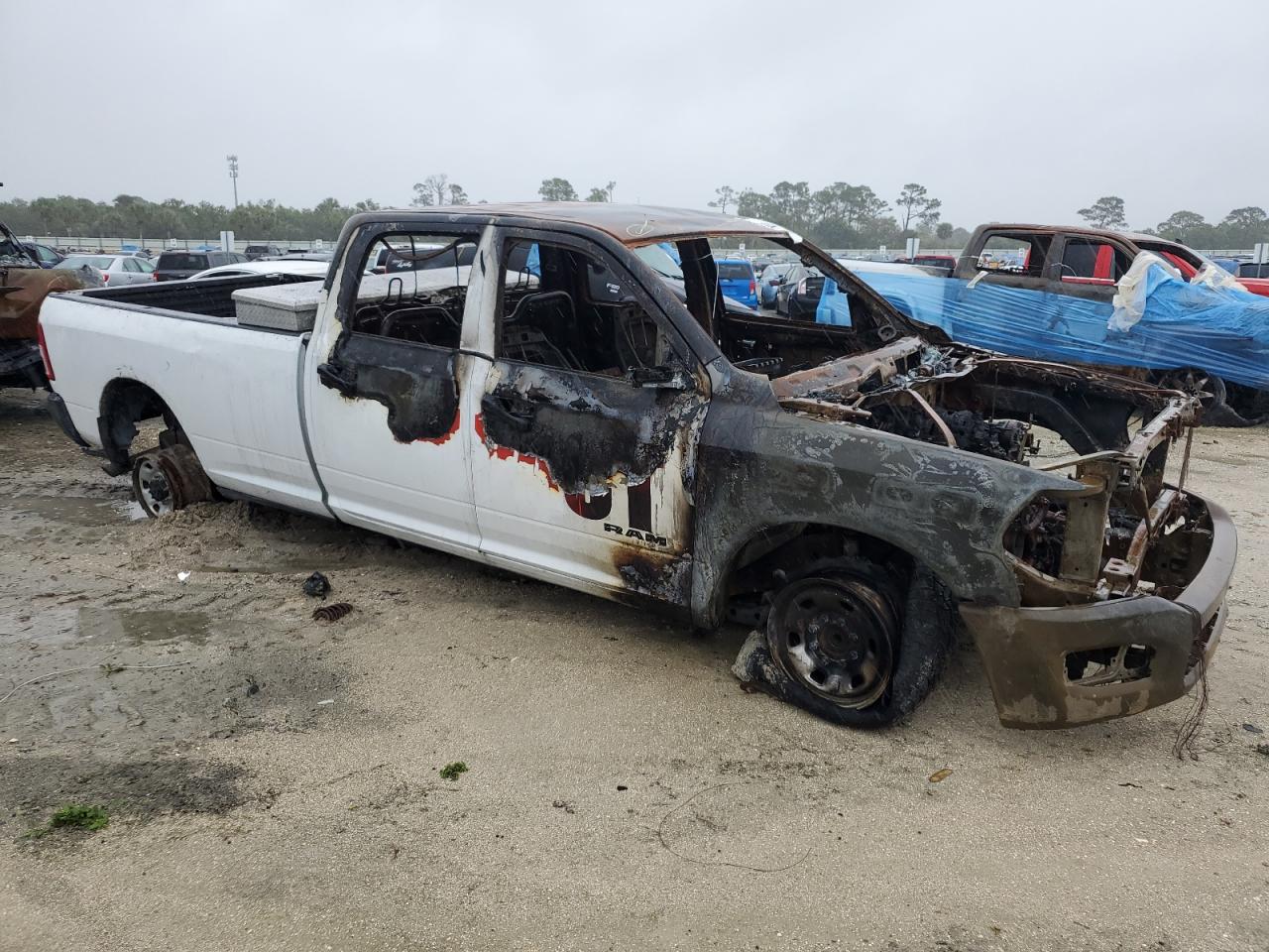 2020 RAM 2500 VIN 3C6UR4HJ9LG266488 Copart auction photo, burn damage thumbnail 4