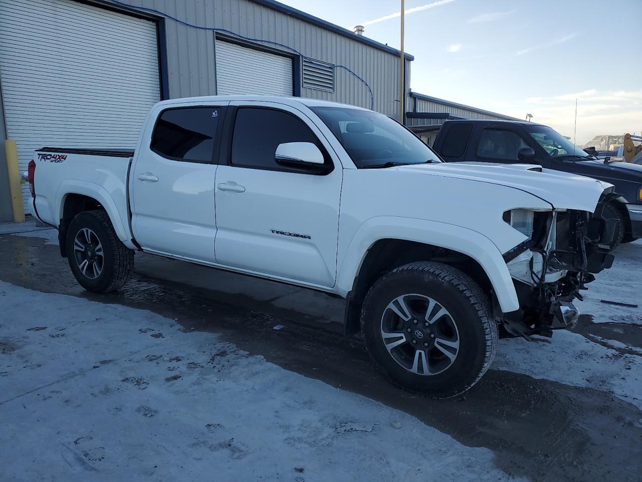 2016 Toyota Tacoma VIN 3TMCZ5AN3GM037531 Copart auction photo, front end / minor dent/scratches damage thumbnail 4
