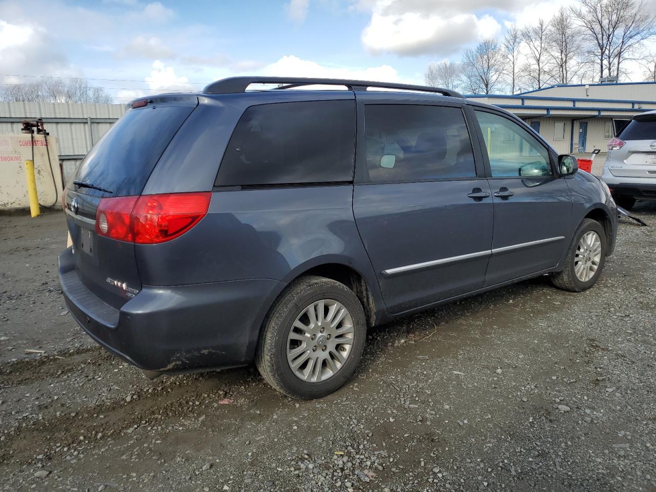 2010 Toyota Sienna VIN 5TDDK4CC0AS032292 Copart auction photo, minor dent/scratches damage thumbnail 3