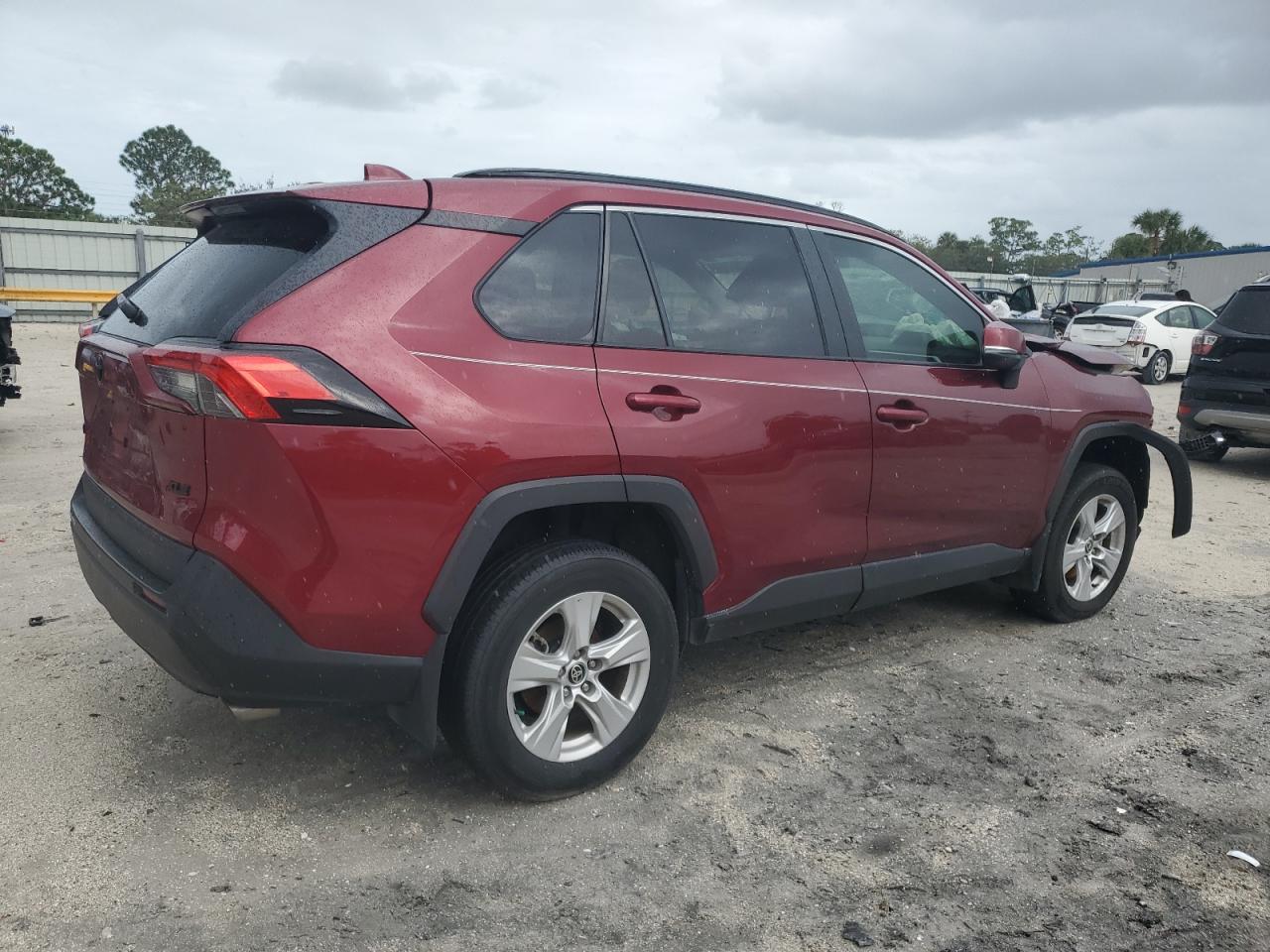 2021 Toyota RAV 4 VIN 2T3W1RFV1MW139263 Copart auction photo, front end / minor dent/scratches damage thumbnail 3