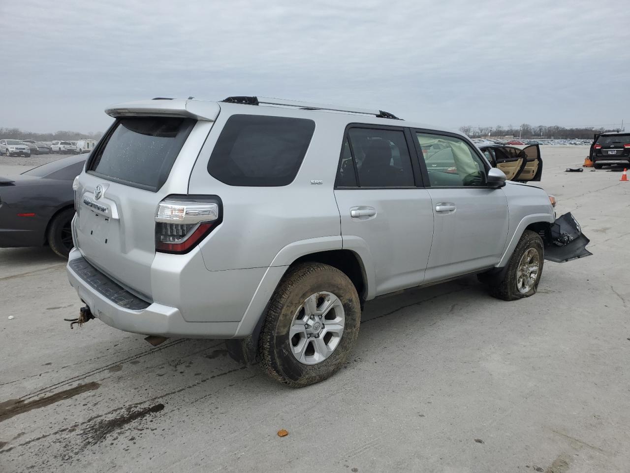 2020 Toyota 4Runner VIN JTEBU5JR9L5793633 Copart auction photo, front end / side damage thumbnail 3