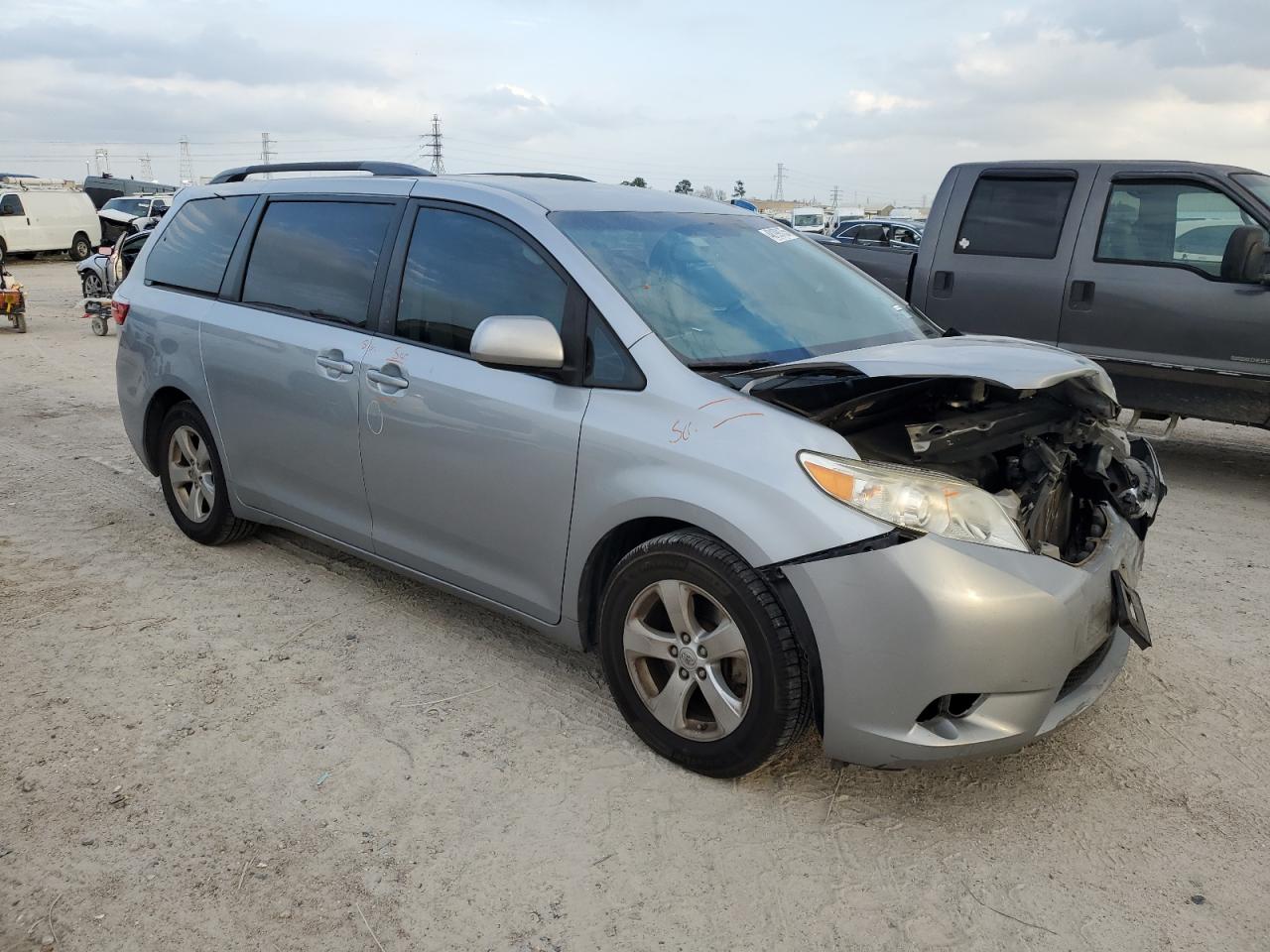 2015 Toyota Sienna VIN 5TDKK3DC4FS664090 Copart auction photo, front end / minor dent/scratches damage thumbnail 4
