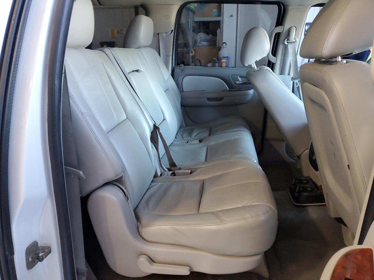 2011 Chevrolet Suburban VIN 1GNSKJE30BR212611 Copart auction photo, side / front end damage thumbnail 11