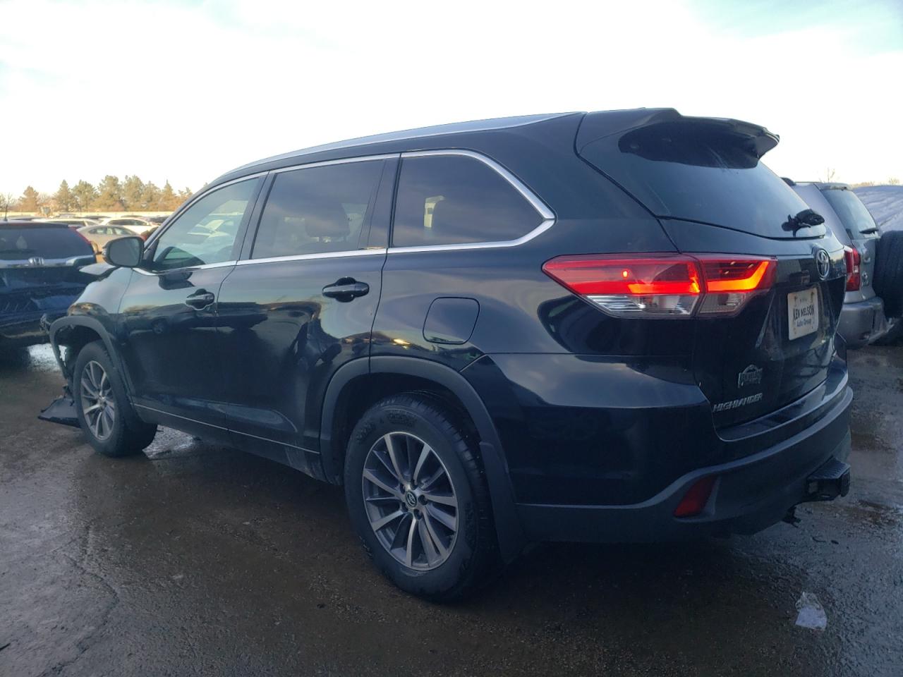2017 Toyota Highlander VIN 5TDJZRFH5HS463918 Copart auction photo, front end damage thumbnail 2