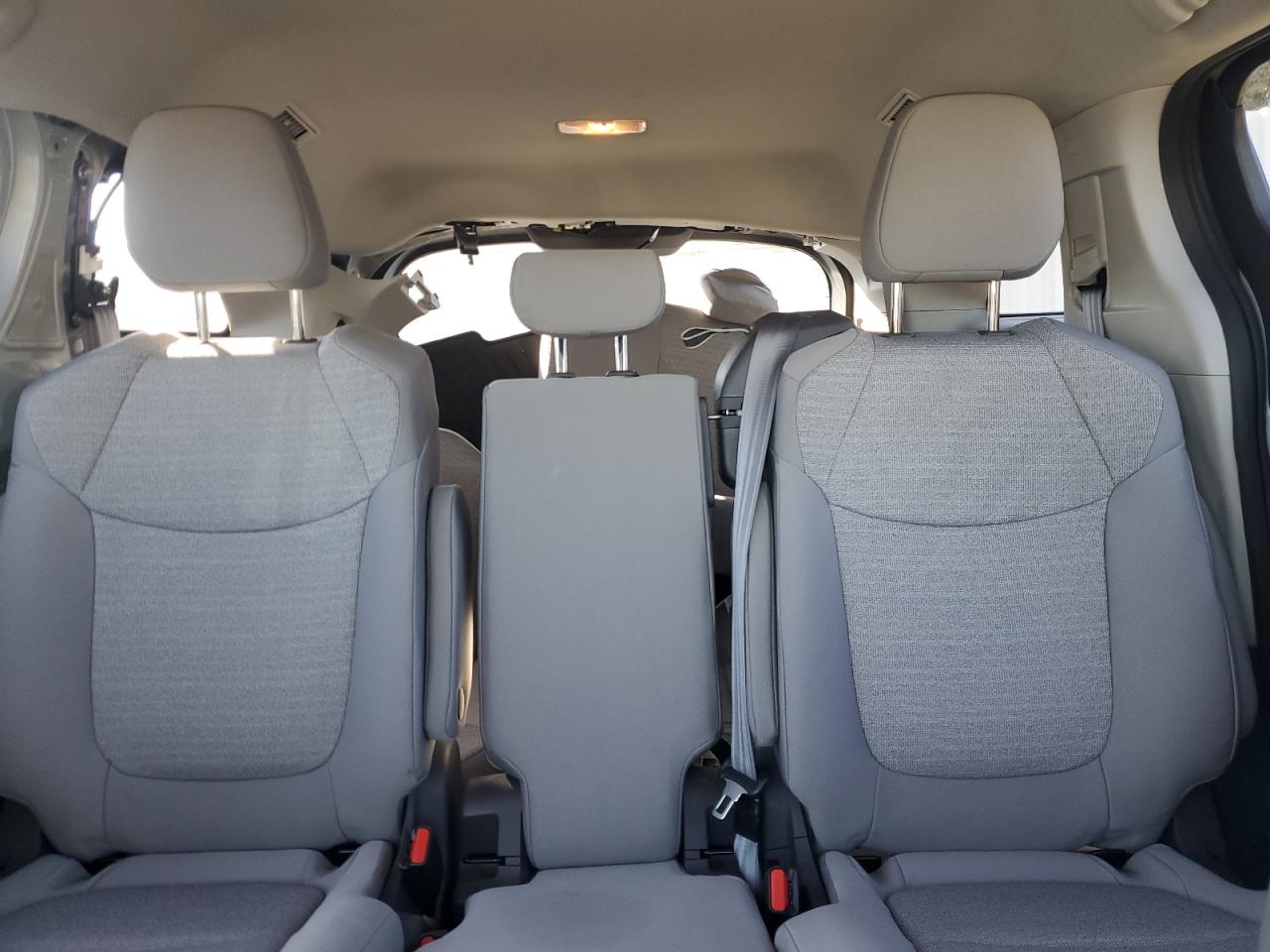 2021 Toyota Sienna VIN 5TDKRKEC5MS031518 Copart auction photo, rear end / minor dent/scratches damage thumbnail 10