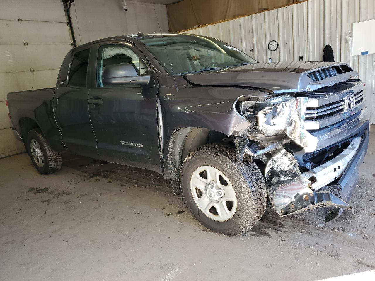 2017 Toyota Tundra VIN 5TFUM5F11HX071598 Copart auction photo, front end / minor dent/scratches damage thumbnail 4