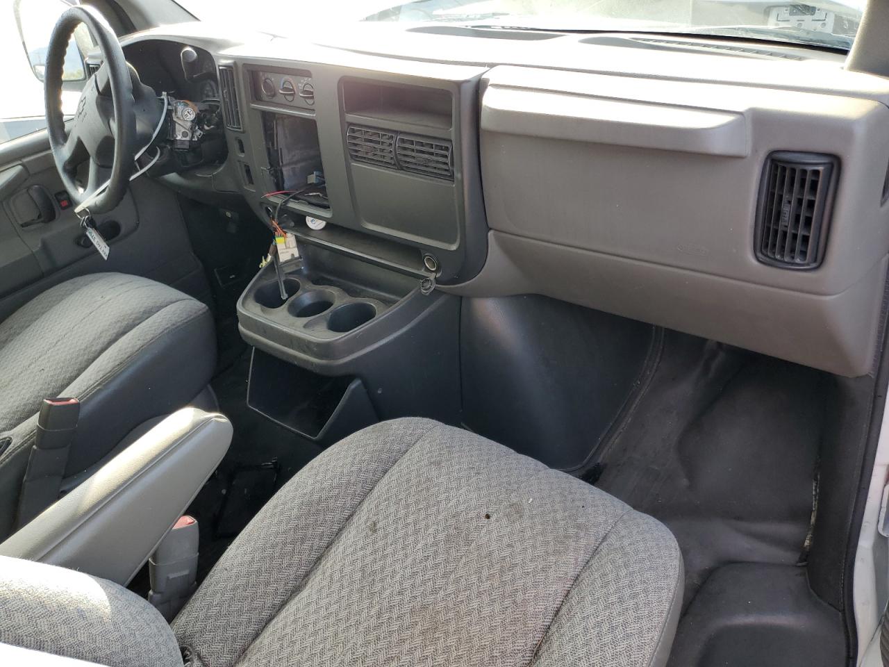 2006 Chevrolet Express VIN 1GCGG25V561202989 Copart auction photo, vandalism / stripped damage thumbnail 8