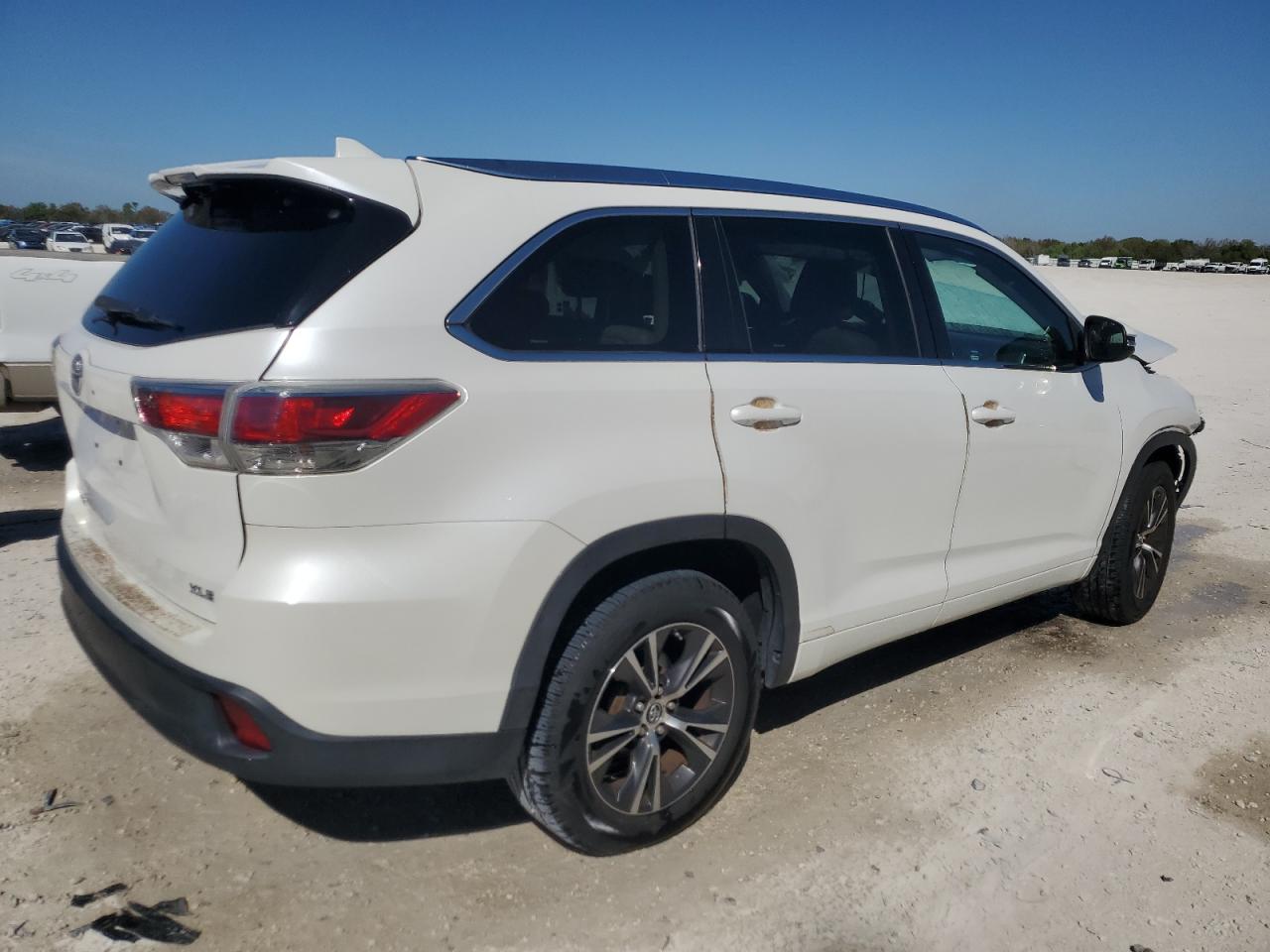 2016 Toyota Highlander VIN 5TDKKRFH0GS128251 Copart auction photo, front end damage thumbnail 3