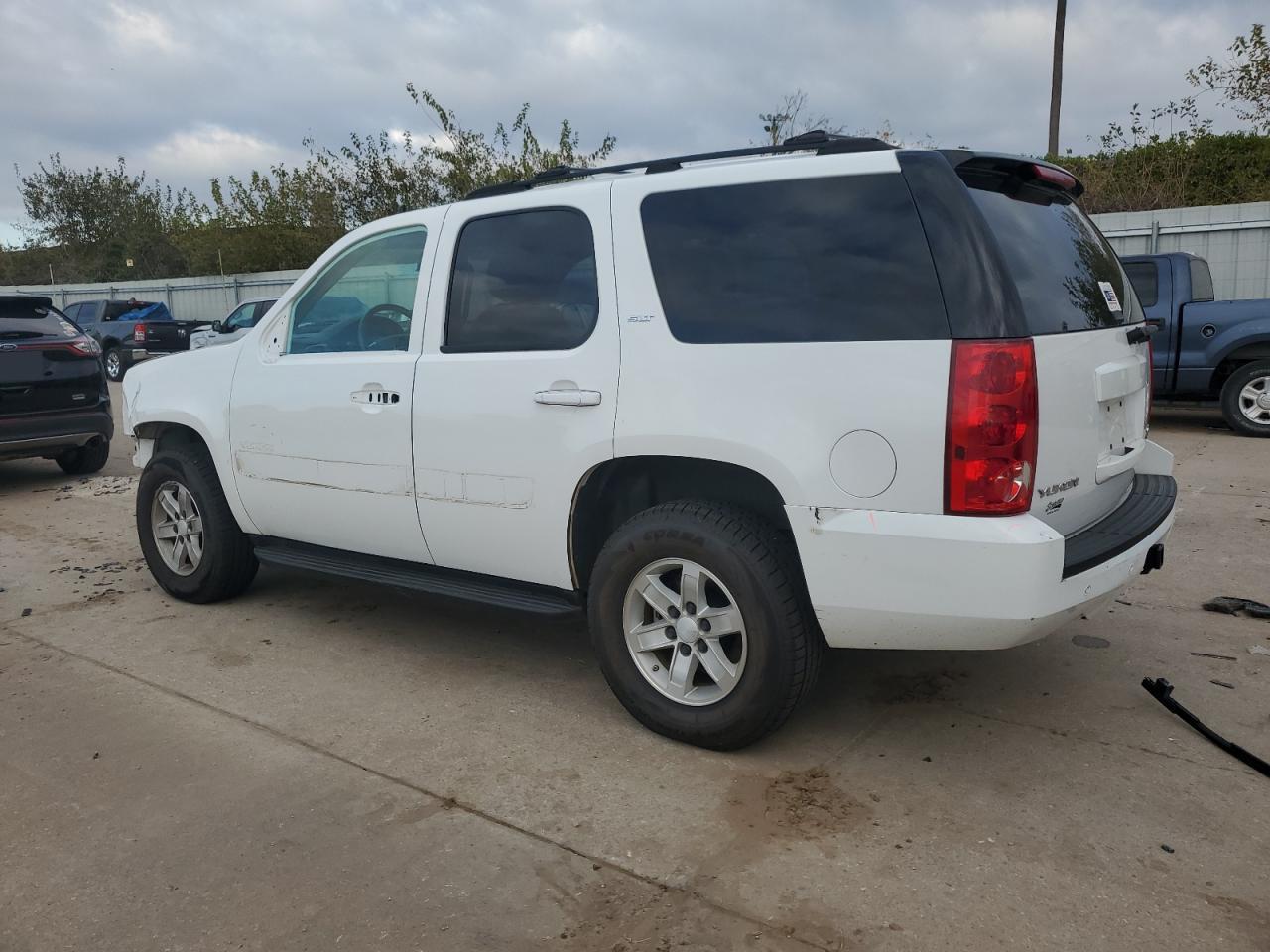 2007 GMC Yukon VIN 1GKFC130X7R185803 Copart auction photo, front end / minor dent/scratches damage thumbnail 2