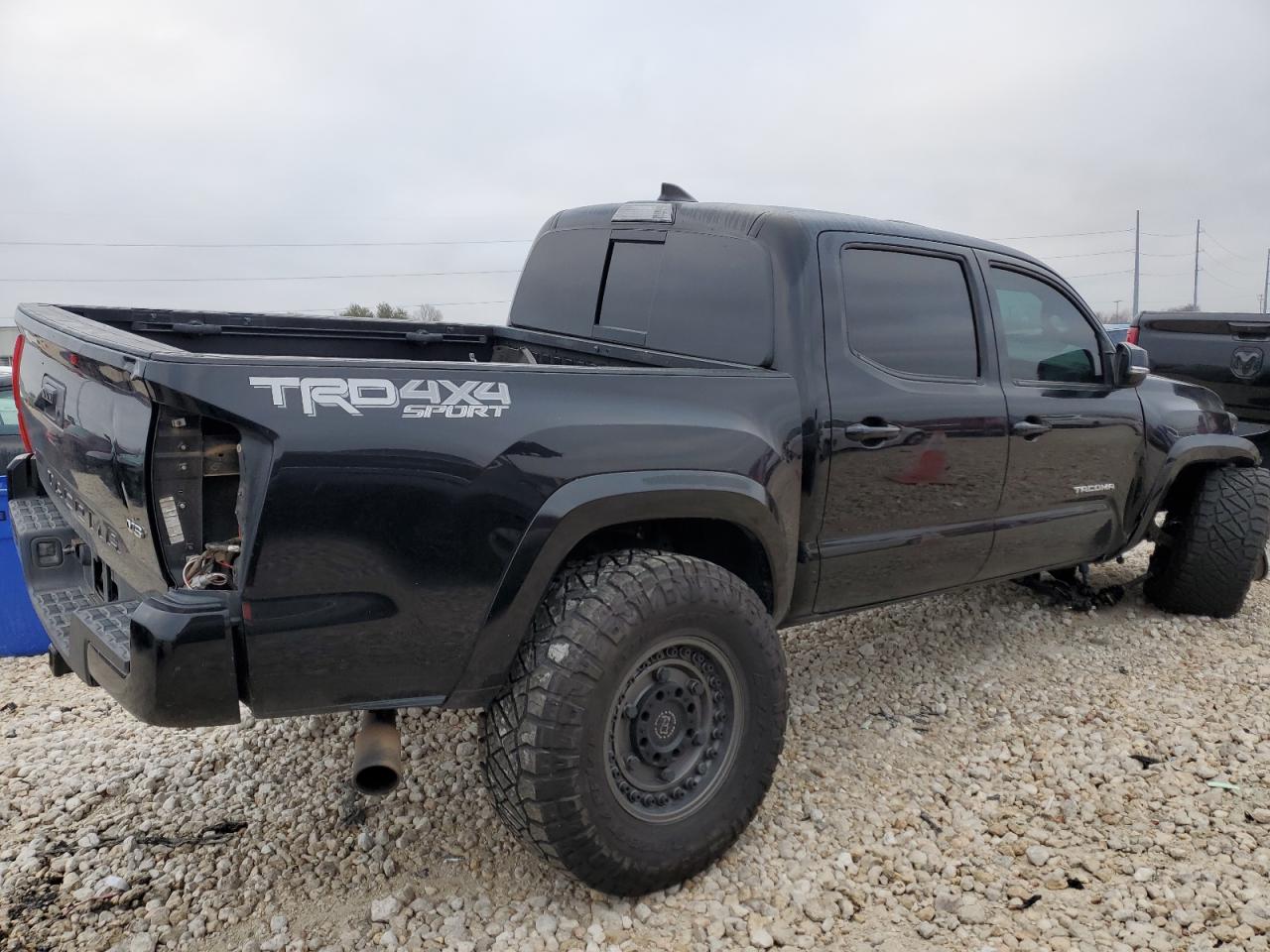 2017 Toyota Tacoma VIN 5TFCZ5ANXHX079660 Copart auction photo, front end damage thumbnail 3