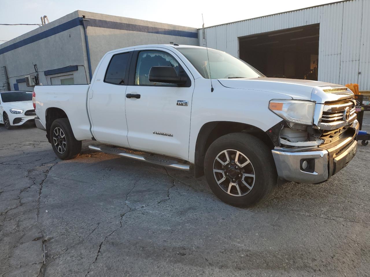 2016 Toyota Tundra VIN 5TFRY5F12GX204751 Copart auction photo, front end damage thumbnail 4