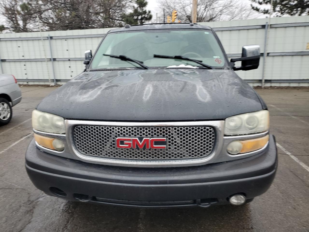 2004 GMC Yukon VIN 1GKEK63U74J246453 Copart auction photo, side / front end damage thumbnail 5