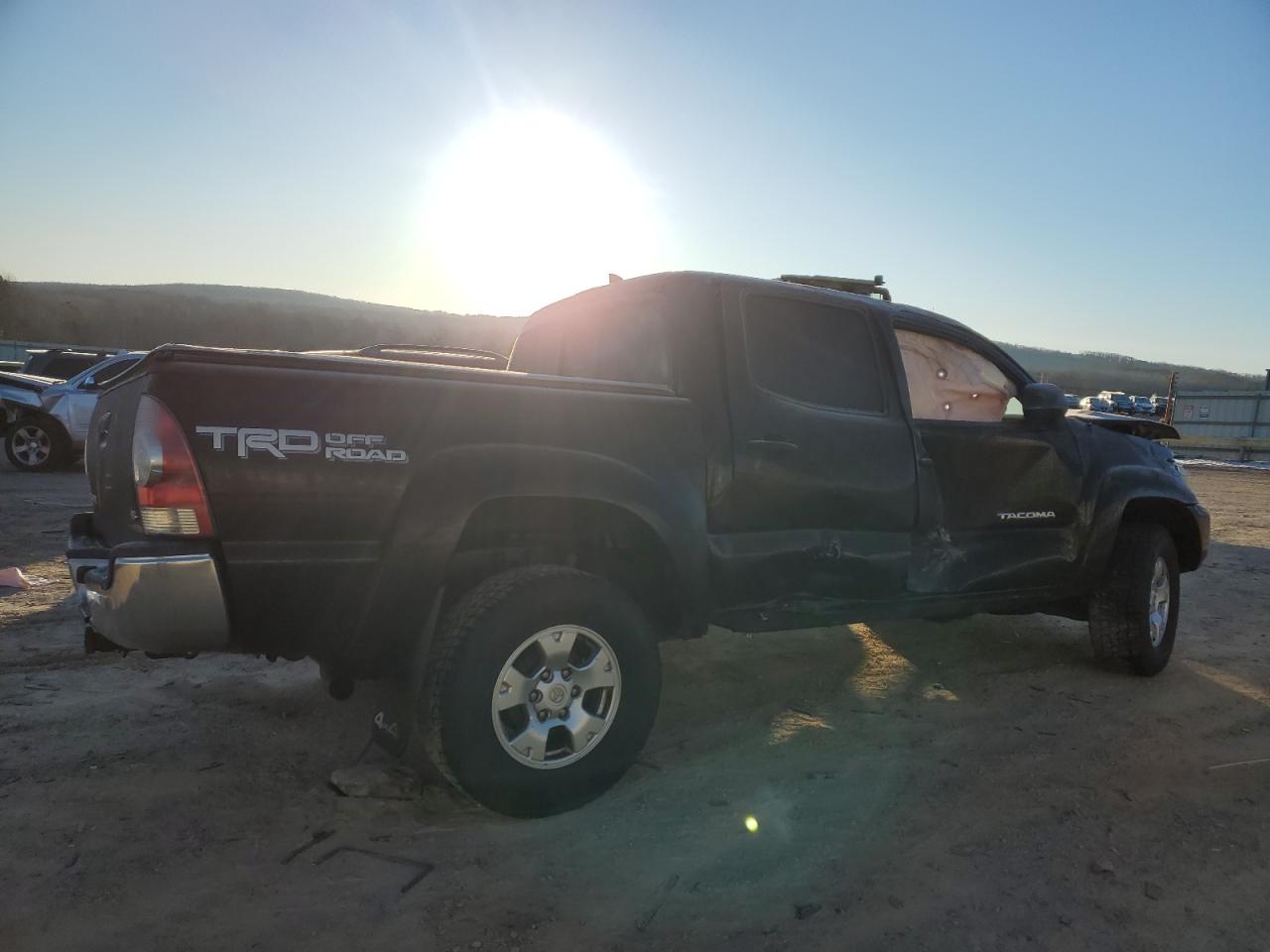 2015 Toyota Tacoma VIN 3TMLU4EN2FM198468 Copart auction photo, rollover damage thumbnail 3