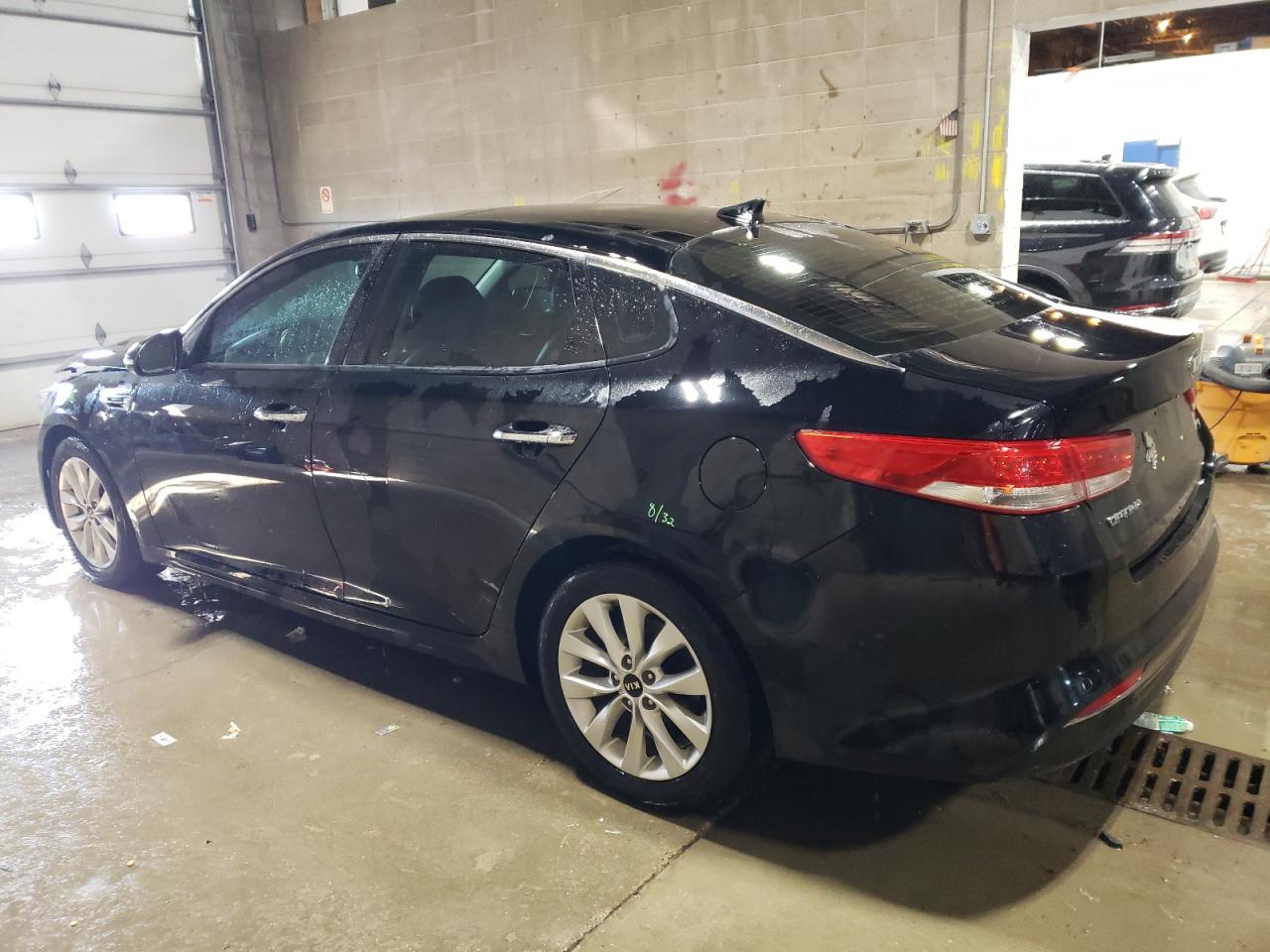 2017 KIA Optima VIN 5XXGU4L30HG157442 Copart auction photo, front end / rear end damage thumbnail 2
