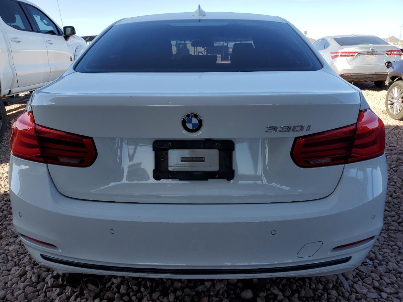 2017 BMW 3er VIN WBA8B9G37HNU56090 Copart auction photo, front end damage thumbnail 6